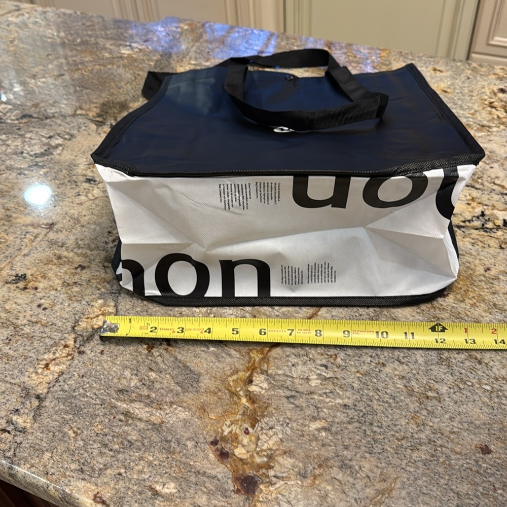 Lukulemon large bag. Brand new. - Picture 2 of 3